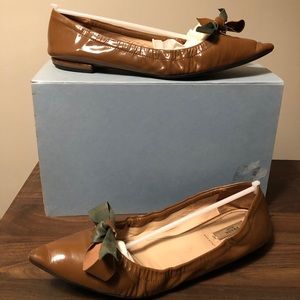 Prada tan & green pointed patent flats size 40/10